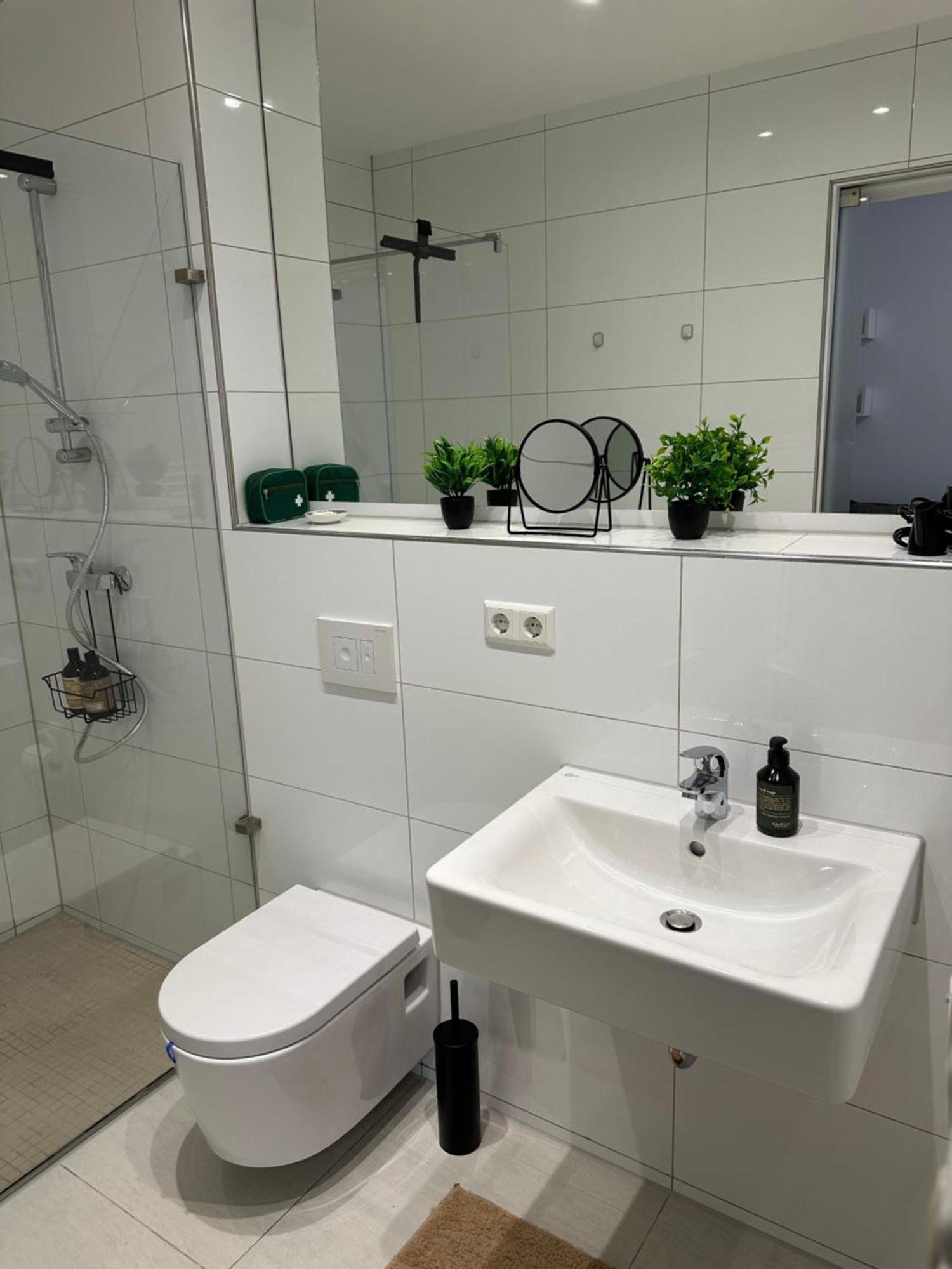Bella Casa - Business&Family, 100M Zum Konzerteingang Schloss, Parkplatz, Smarttv, Netflix, Waschmaschine, 24H Checkin, 36Qm, Ap 12 Ludwigsburg Buitenkant foto